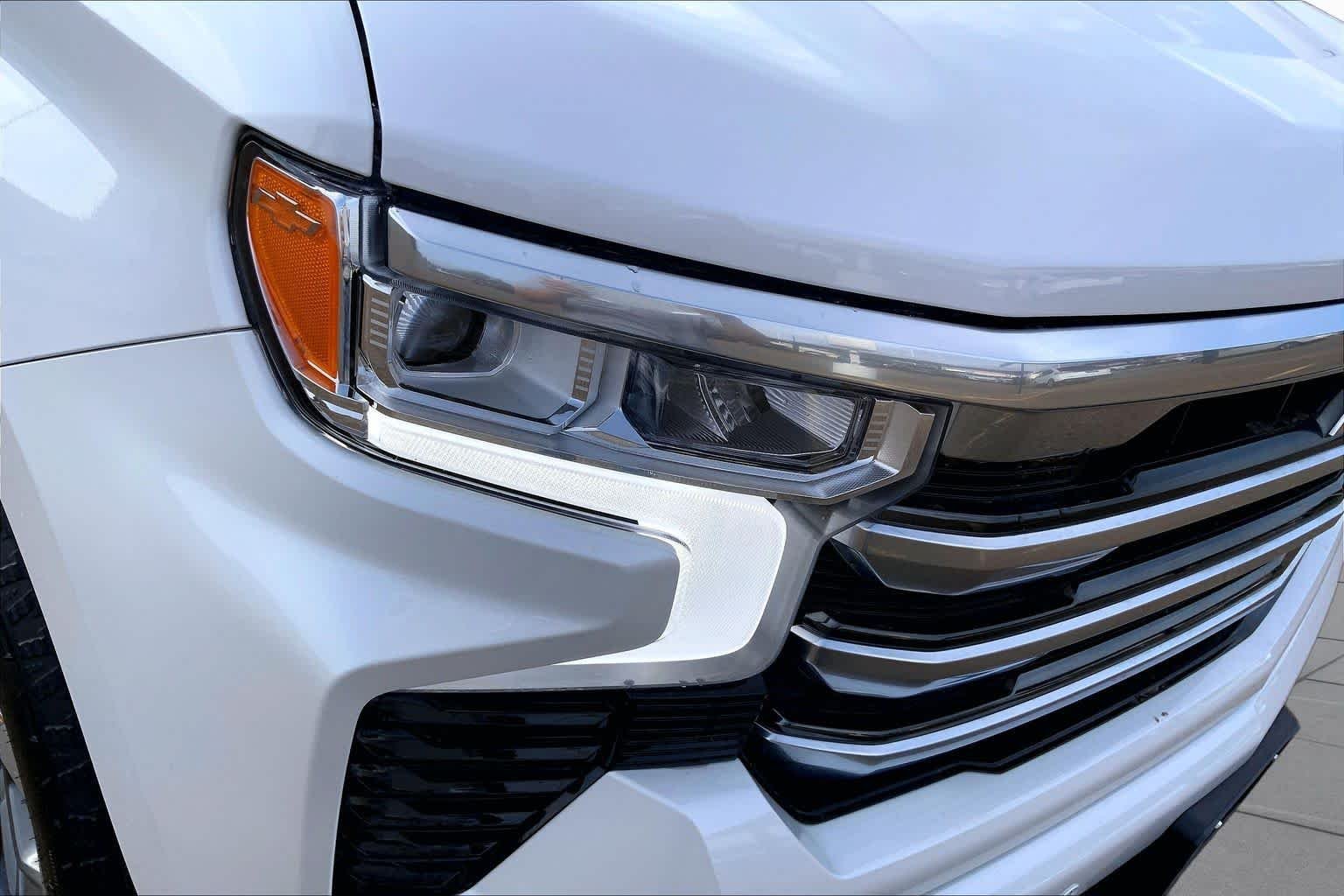 Used 2024 Iridescent Pearl Tricoat Chevrolet High Country image 28