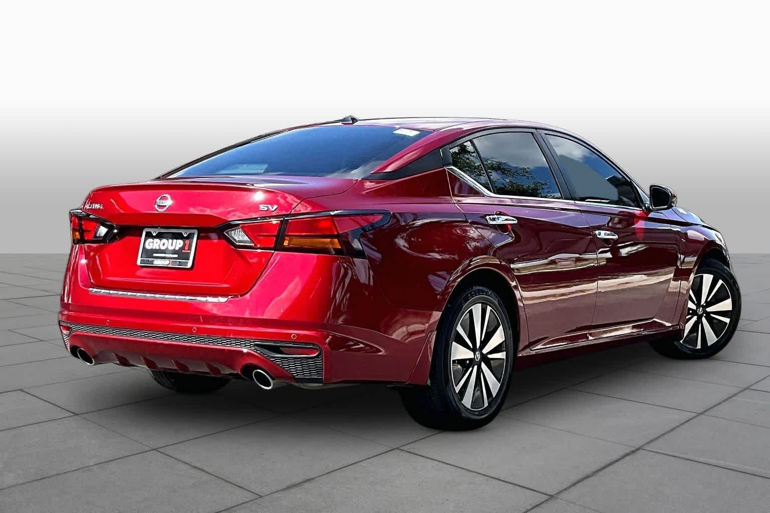 Used 2022 Scarlet Ember Tintcoat Nissan 2.5 SV image 25