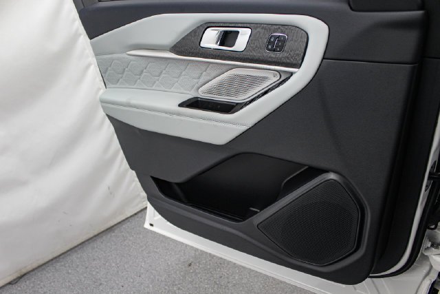 New 2027 Star White Metallic Tri-Coat Ford Platinum™ image 22