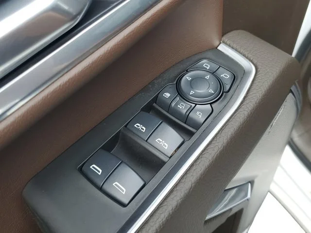 Used 2025 White Frost Tricoat GMC Denali image 10