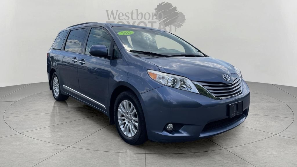 2015 Toyota Sienna XLE V6 7-Passenger Access Seat's photo