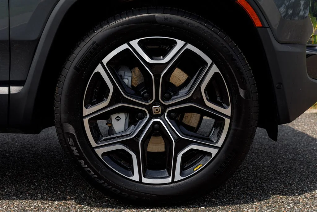 Used 2025  Rivian Adventure Dual Motor Large Pack image 40