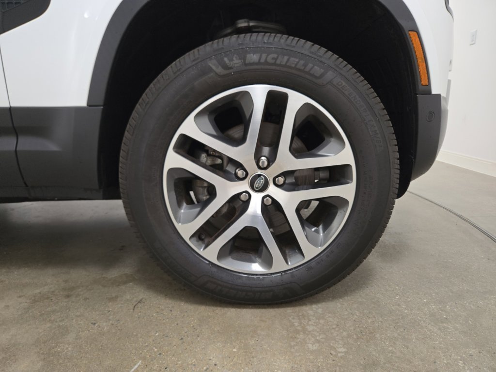 Certified Used 2023 Fuji White Land Rover S image 28