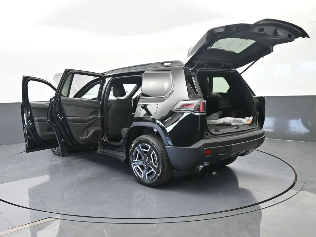 New 2026 Diamond Black Crystal Pearl-Coat Exterior Paint Jeep Laredo image 67
