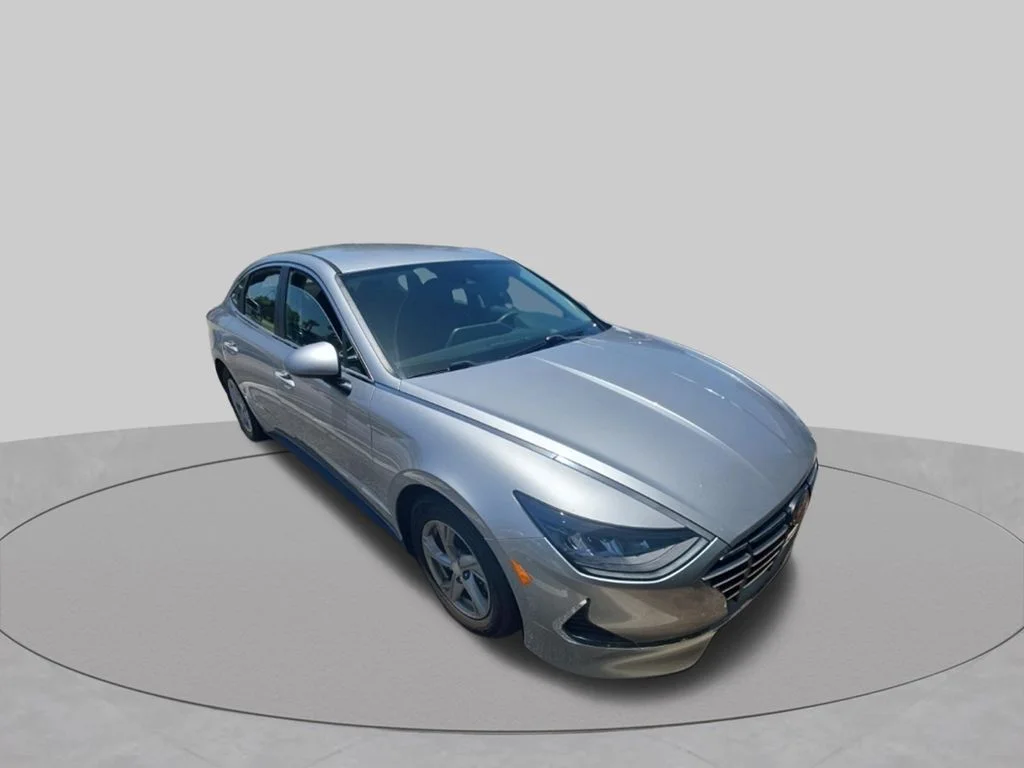 Used 2021 Silver Hyundai SE image 3
