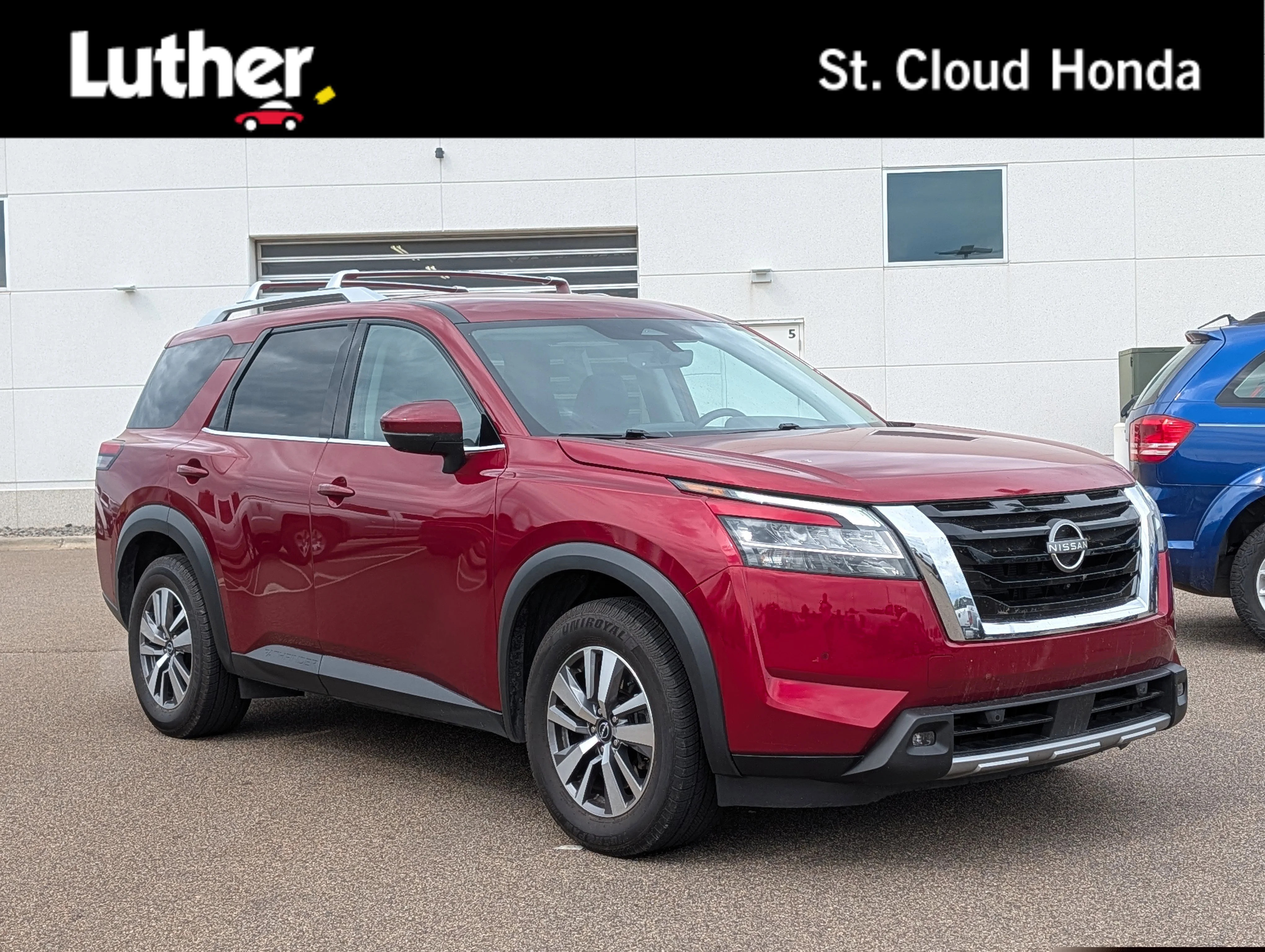 2023 Nissan Pathfinder SL 4WD's photo