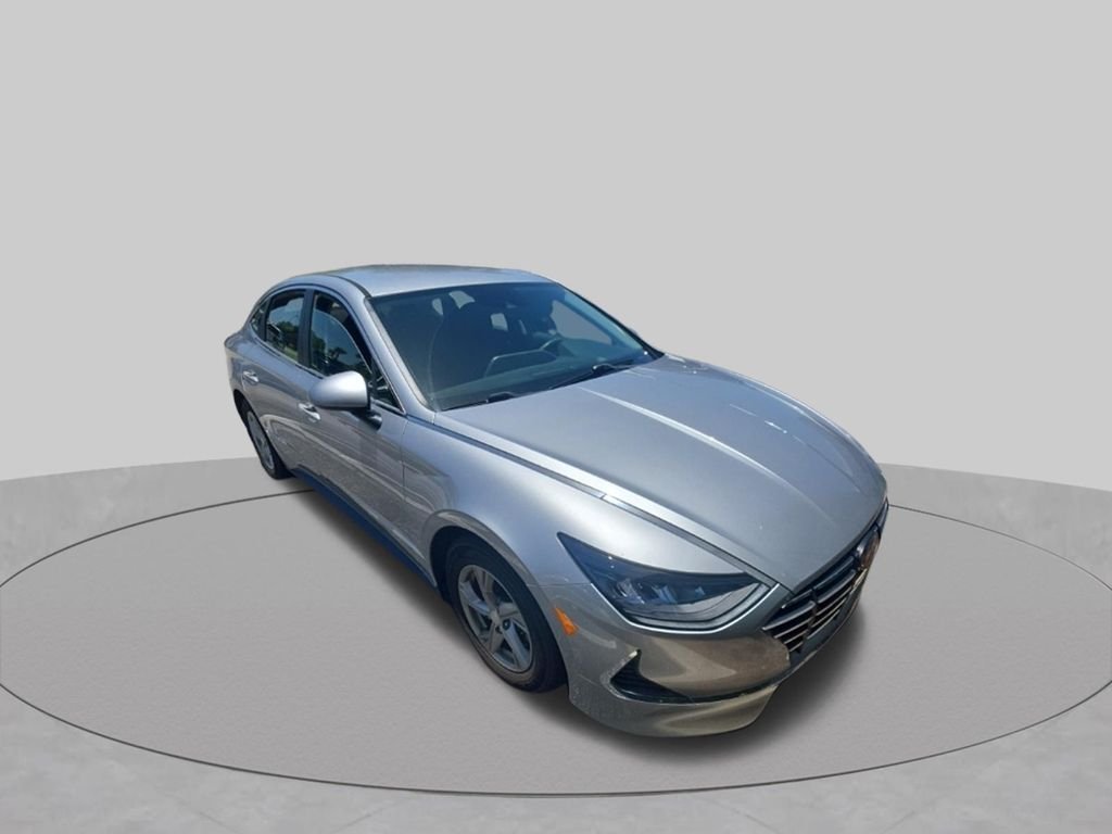 Used 2021 Silver Hyundai SE image 3