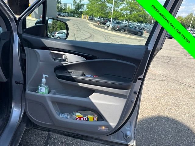 Used 2017 Lunar Silver Metallic Honda Touring image 22