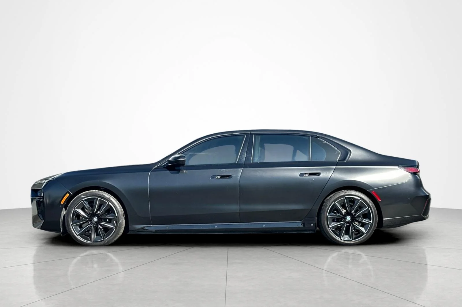 Used 2023 Special Order Color BMW xDrive60 image 2
