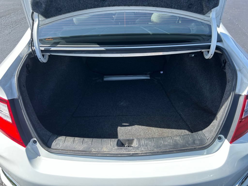 Used 2017 White Honda EX-L image 37