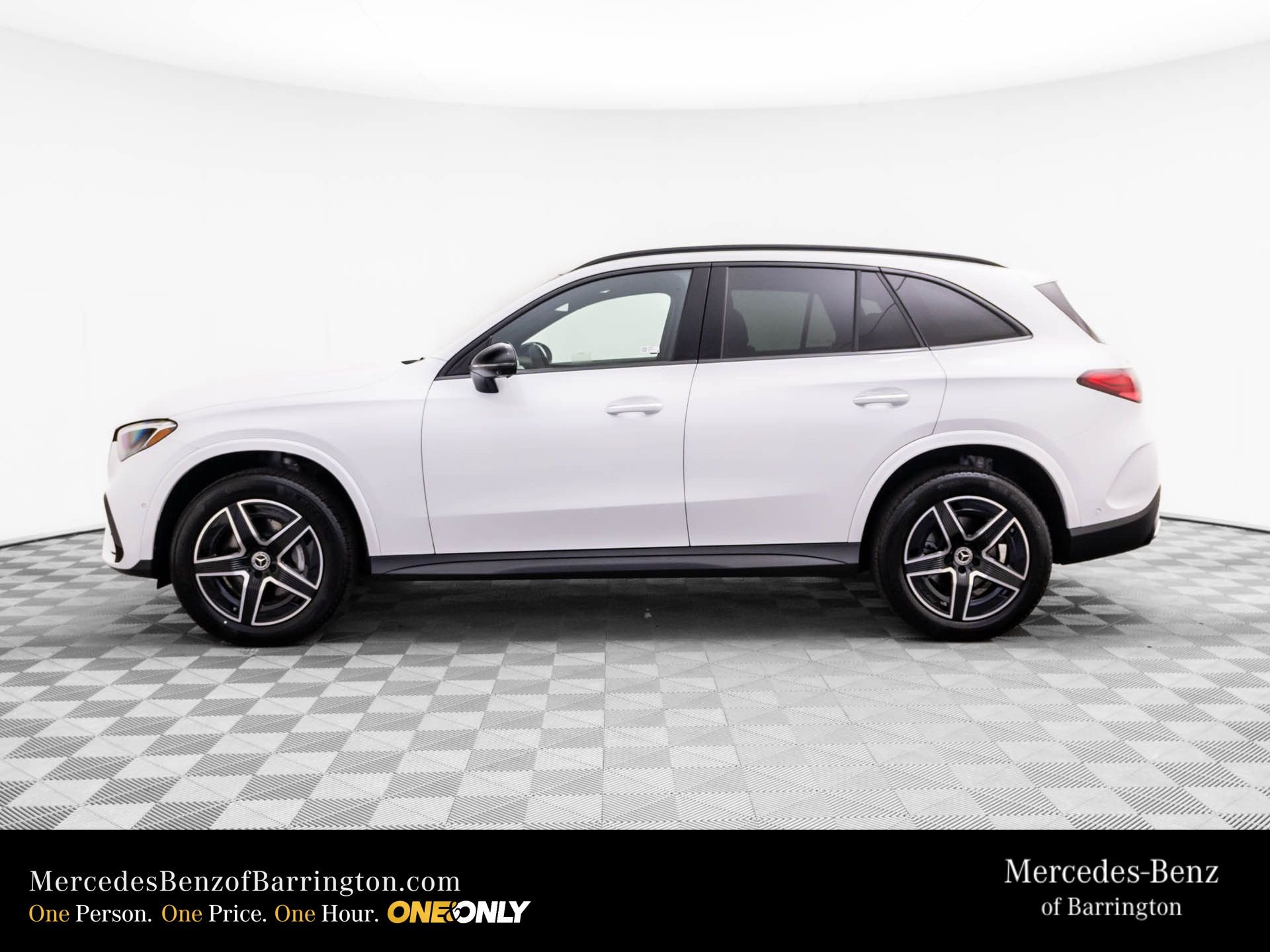 New 2026 MANUFAKTUR Moonlight White Metallic Mercedes-Benz GLC 300 image 2