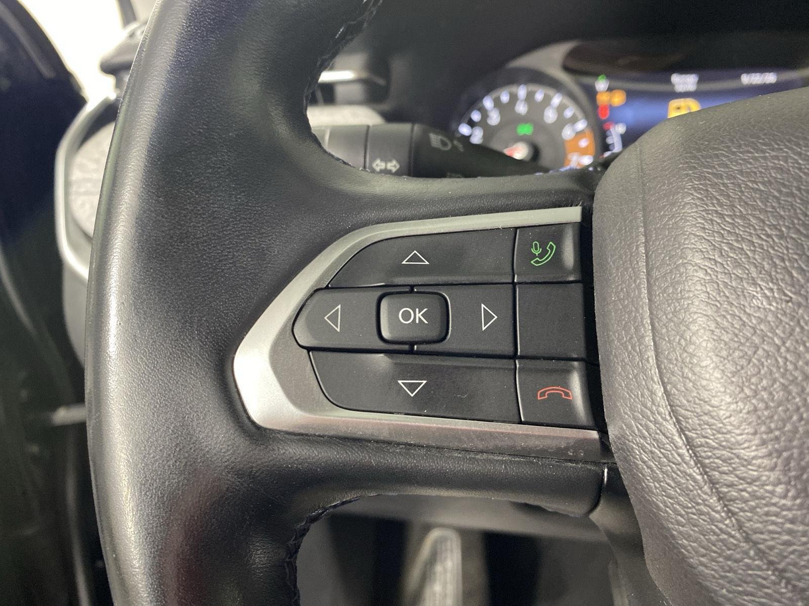 Used 2022 Diamond Black Crystal Pearlcoat Jeep Latitude image 24