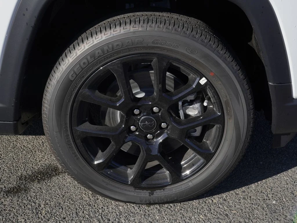 New 2026 Bright White Clearcoat Jeep Latitude image 10