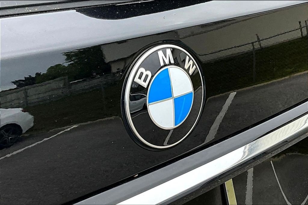 Used 2023 Black BMW xDrive40i image 21