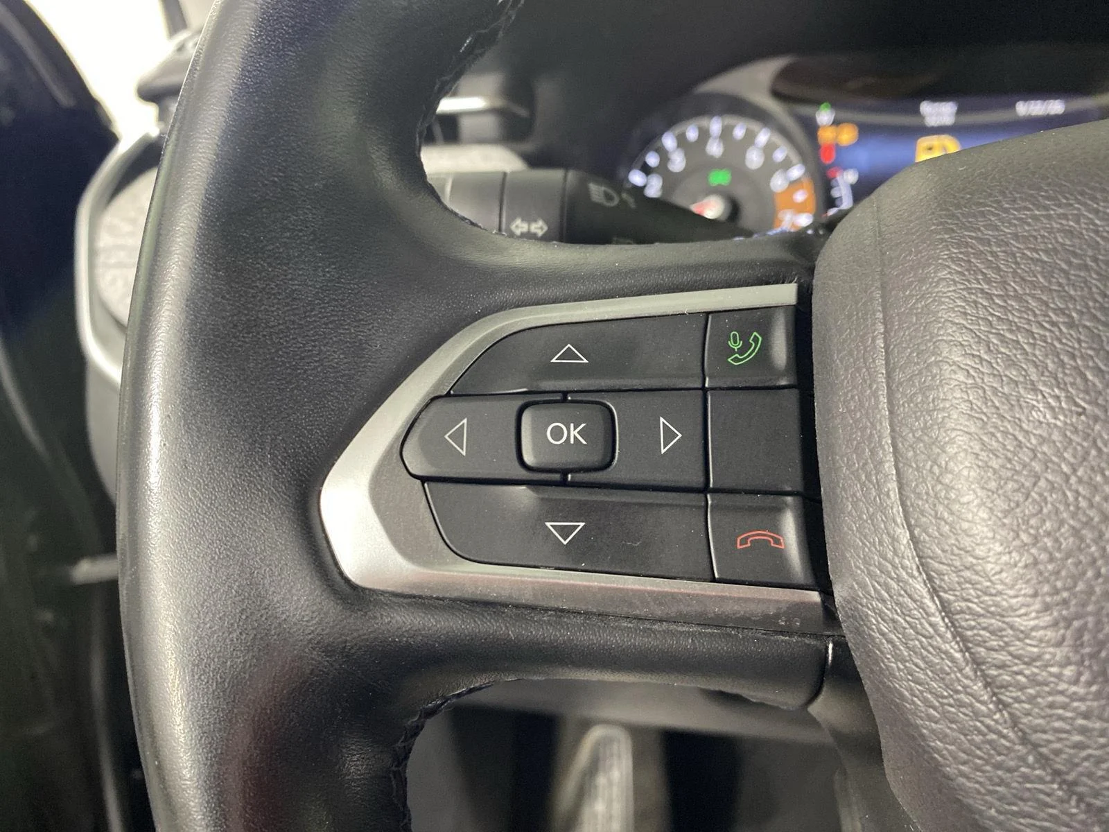 Used 2022 Diamond Black Crystal Pearlcoat Jeep Latitude image 24