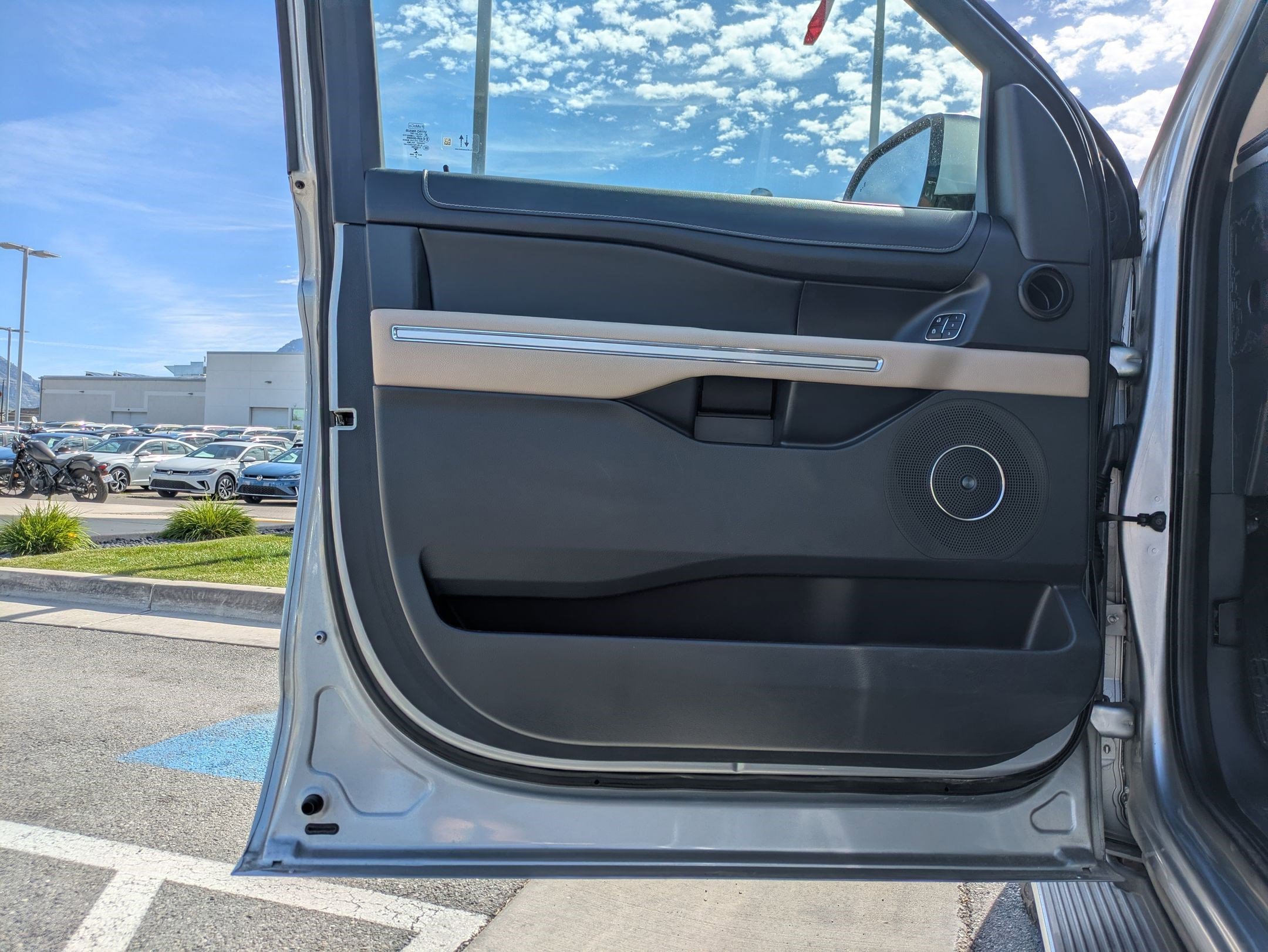 Used 2023 Silver Metallic Ford Limited image 13