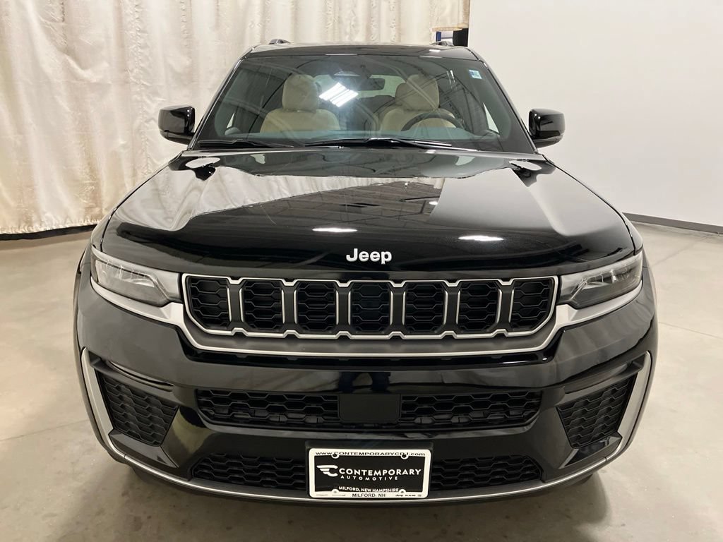 New 2026 Diamond Black Crystal Pearl-Coat Exterior Paint Jeep Limited image 23