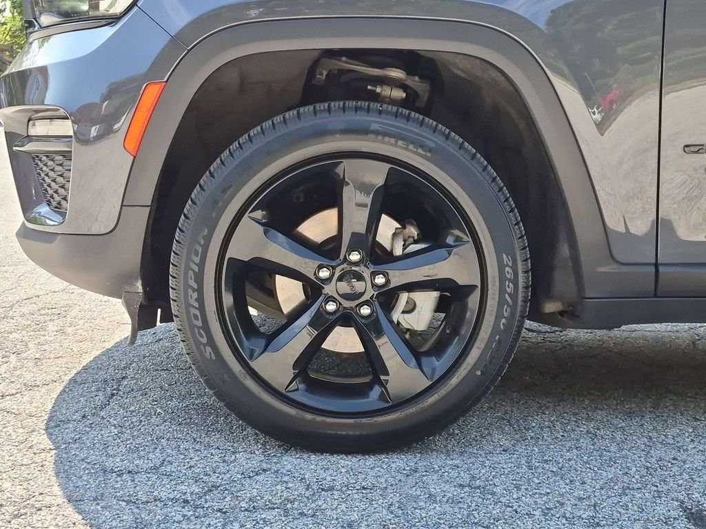 Used 2025 Gray Jeep Limited image 31