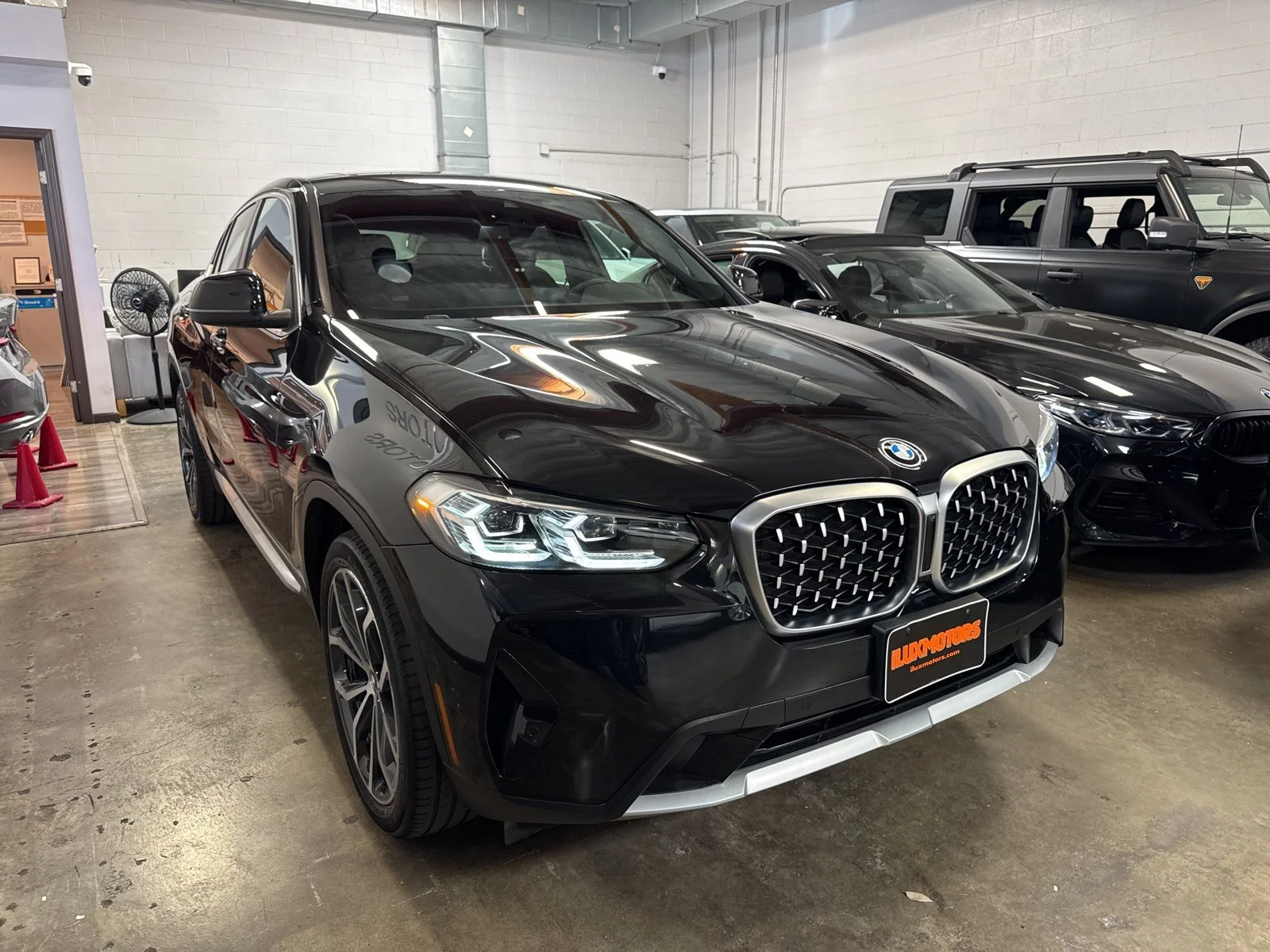 Used 2023 Black BMW xDrive30i image 3