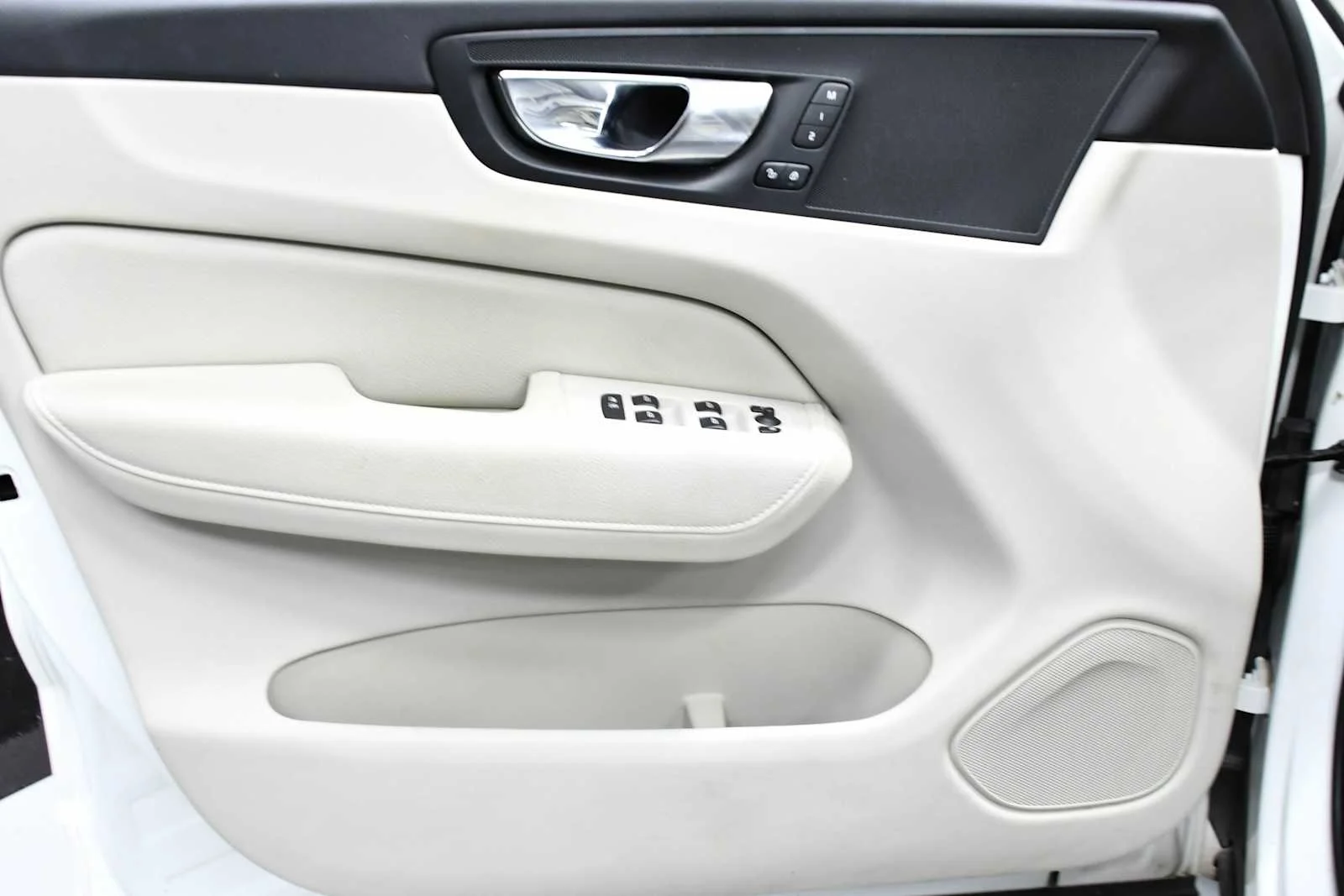Used 2021 Crystal White Metallic Volvo Momentum image 13