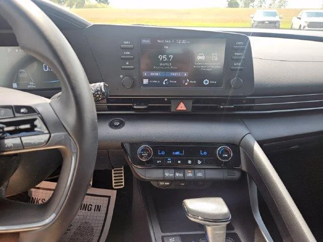 Used 2025  Hyundai SEL Sport image 17