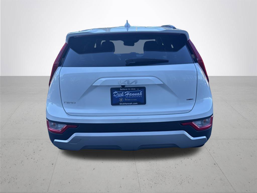 Used 2025 Snow White Pearl Kia LX image 8