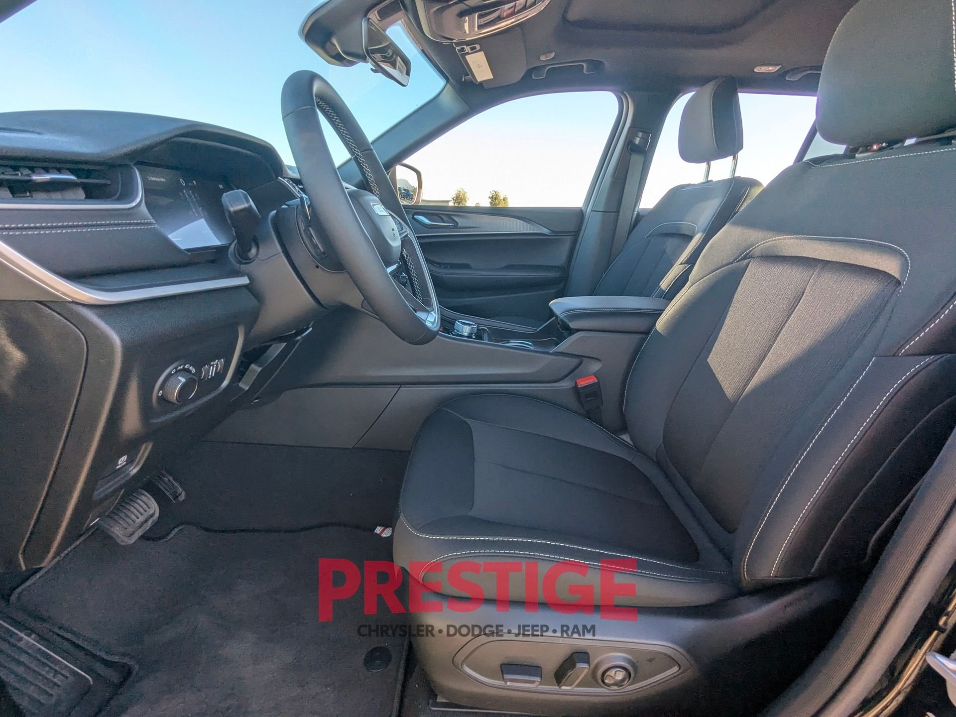 New 2026 Diamond Black Crystal Pearl-Coat Exterior Paint Jeep Laredo X image 22