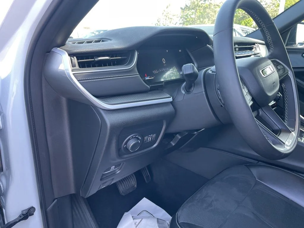 Used 2024 White Jeep Altitude image 19