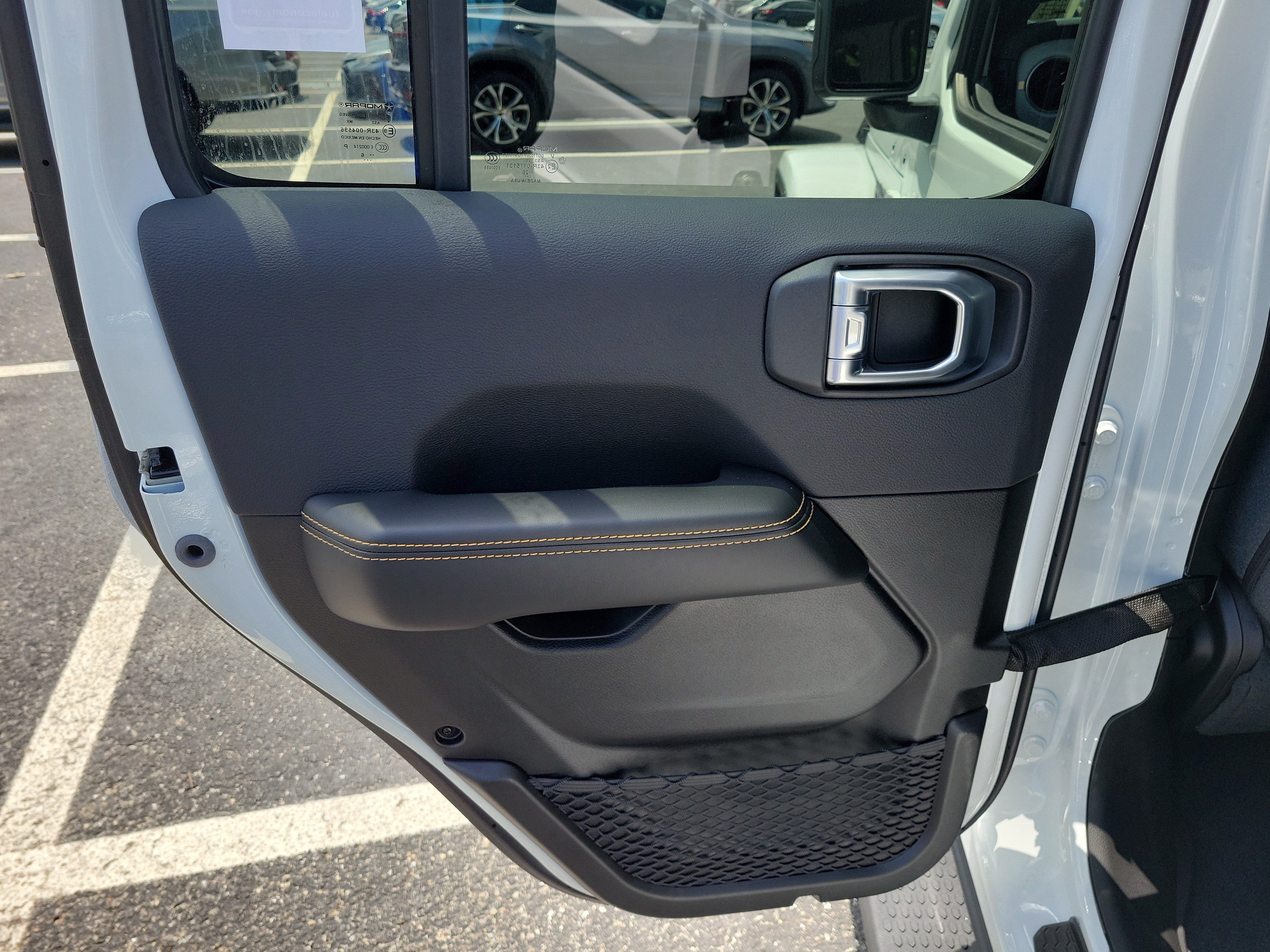 New 2026 Bright White Clear-Coat Exterior Paint Jeep Sahara image 11