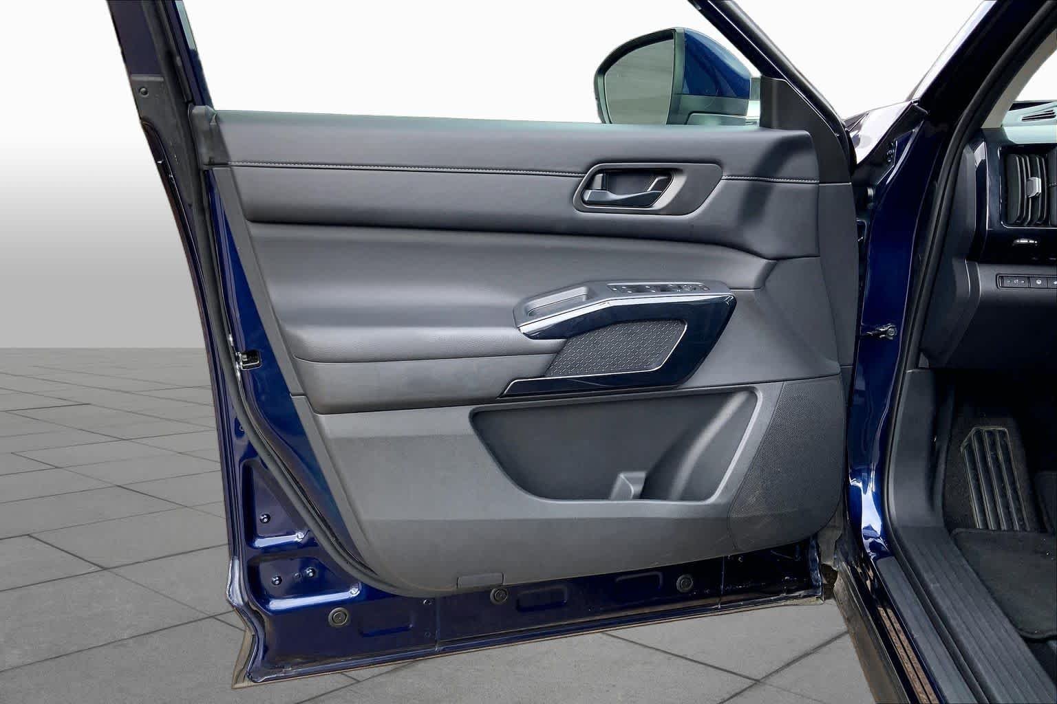 Used 2025 Deep Ocean Blue Pearl Nissan SV image 22