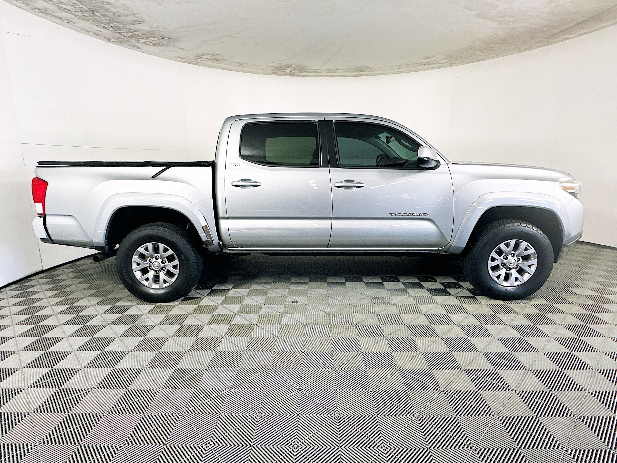 2017 Toyota Tacoma thumbnail 4