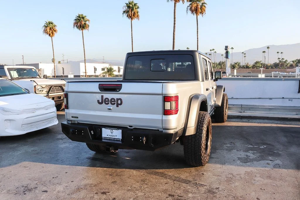 Used 2022 Silver Jeep Rubicon image 9