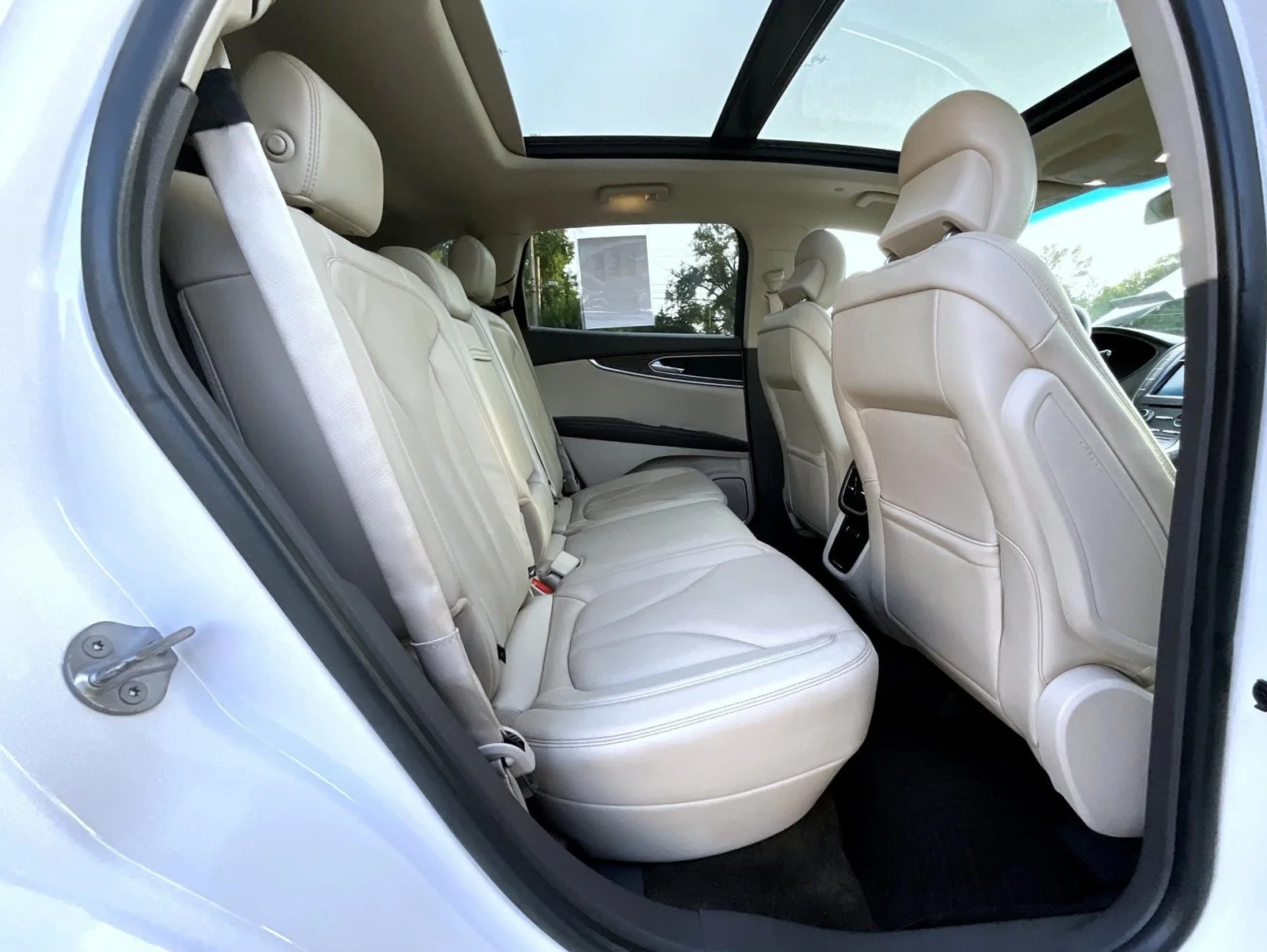 Used 2017 White Lincoln Reserve image 21
