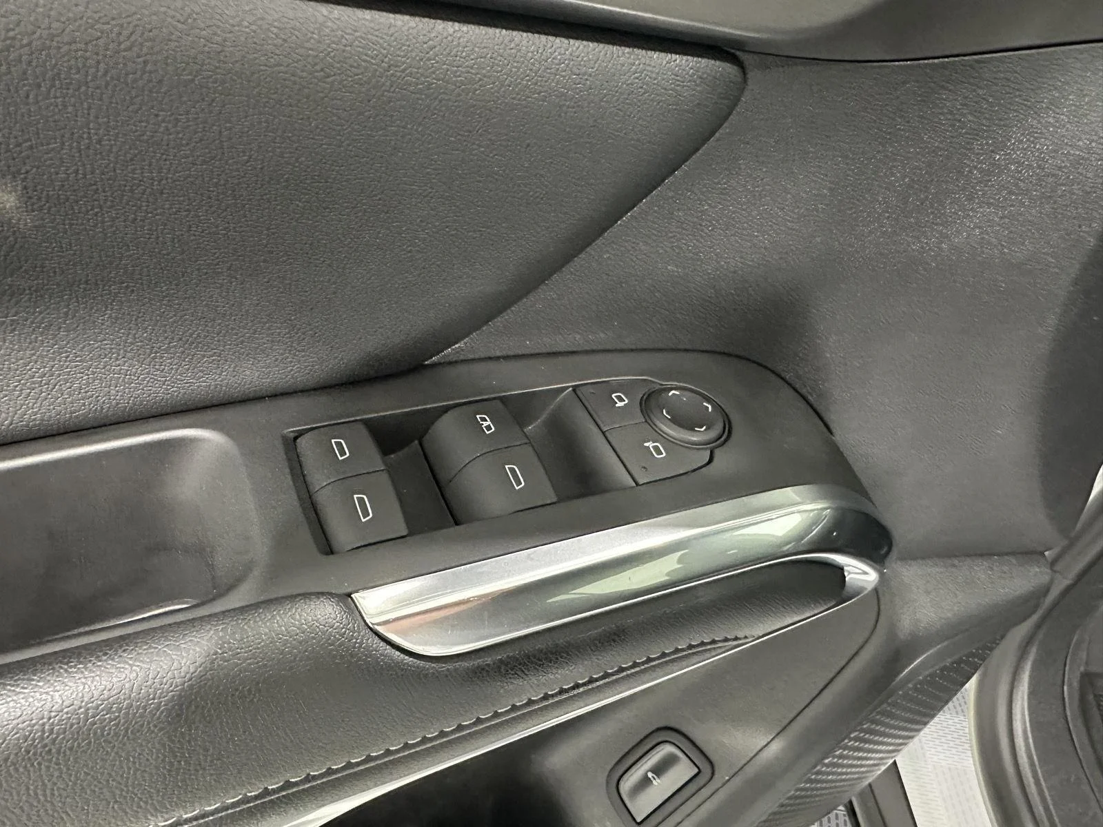 Used 2024 Summit White Chevrolet LT image 21