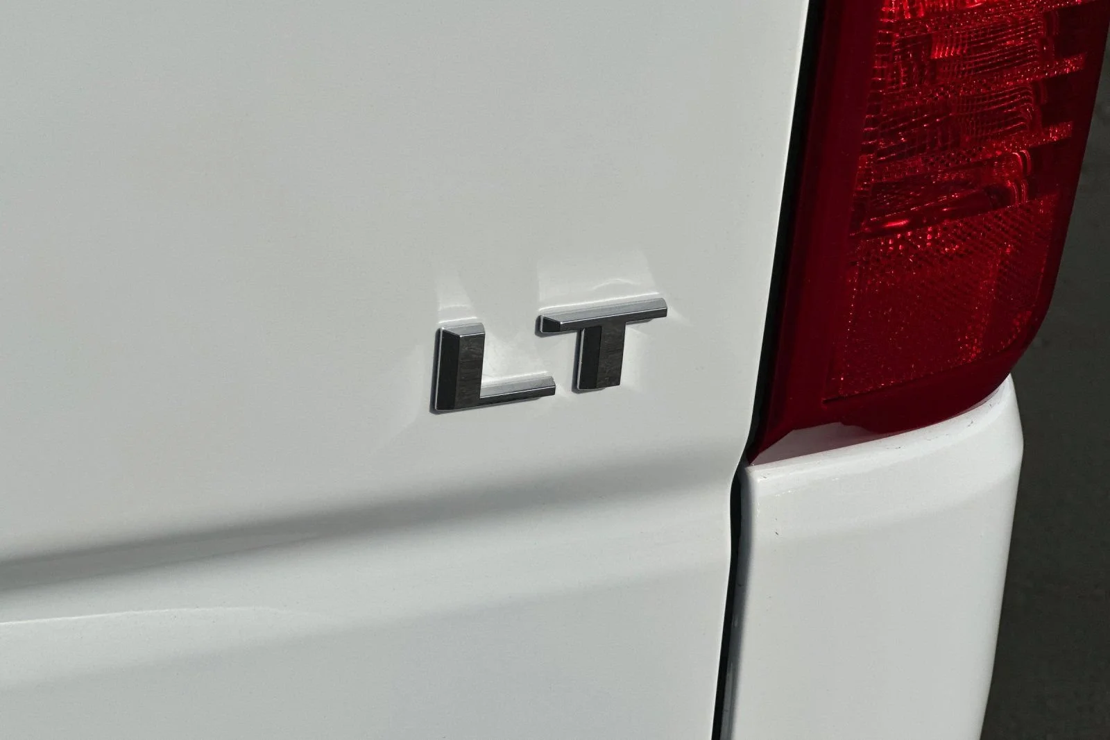 New 2025 Summit White Chevrolet LT (2FL) image 22