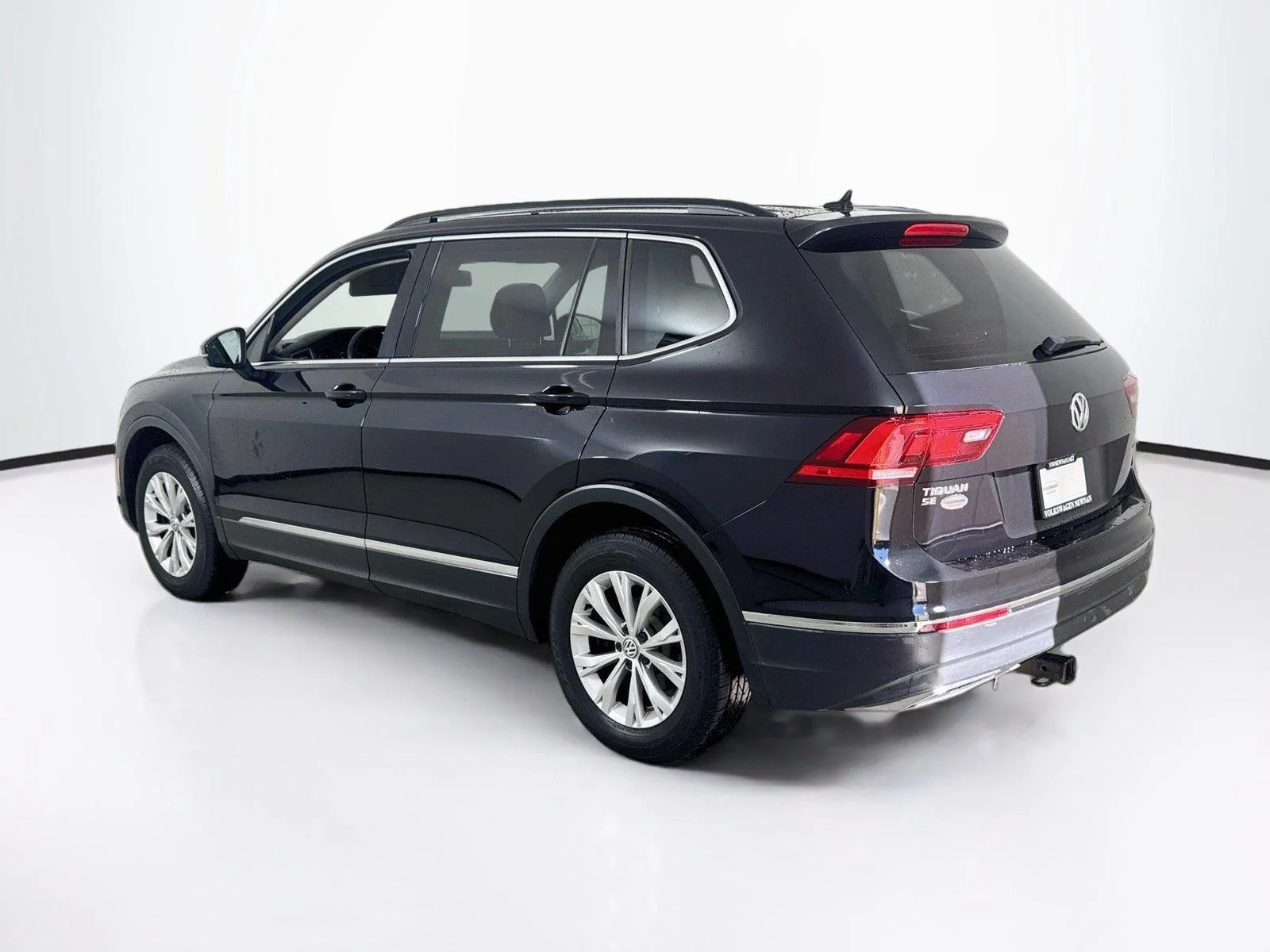 Used 2018 Deep Black Pearl Metallic Volkswagen SE image 7