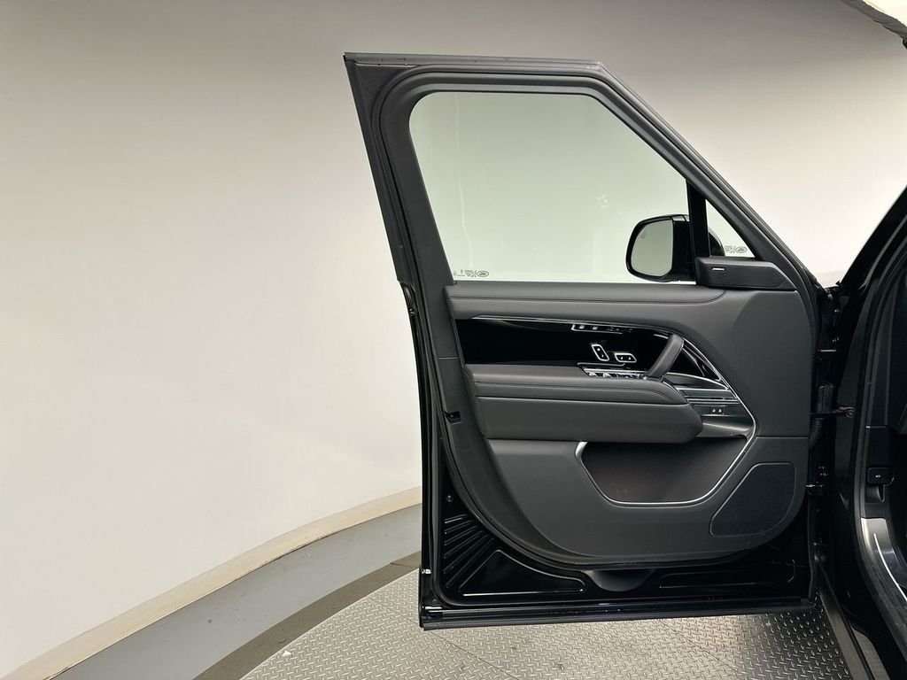 New 2026 Santorini Black Metallic Land Rover SE image 9