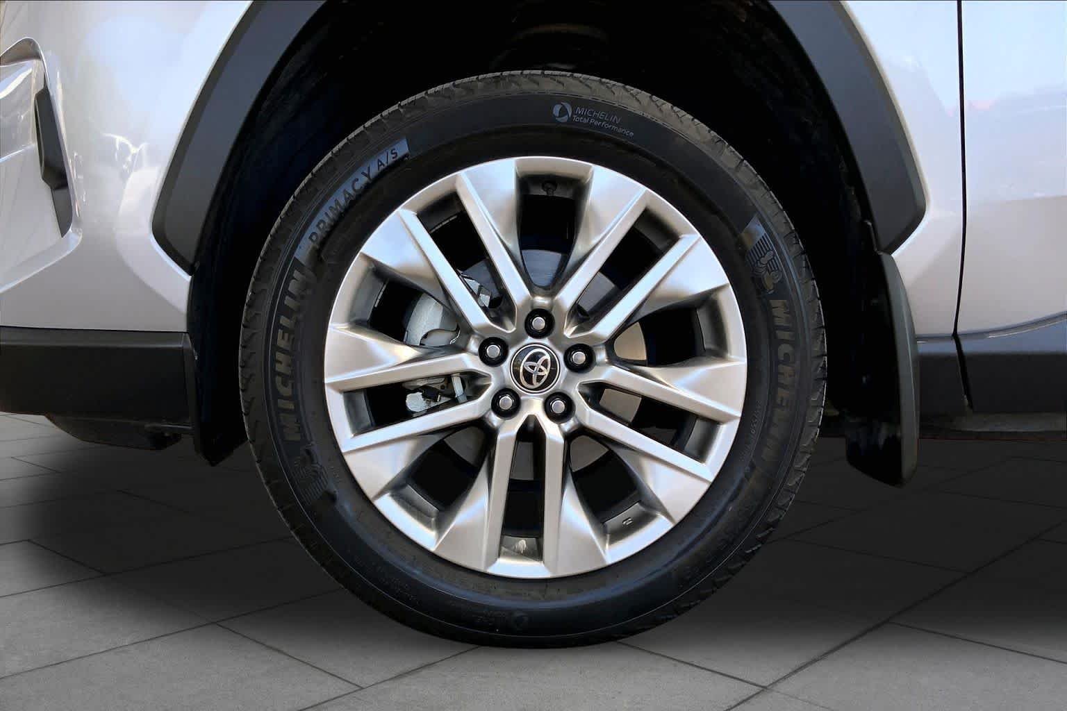 Used 2024 Silver Sky Metallic Toyota XLE Premium image 11