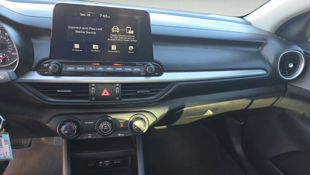 Used 2021 White Kia LXS image 18