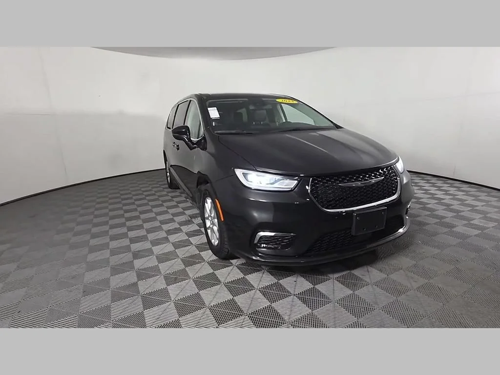 Used 2023 Brilliant Black Crystal Pearlcoat Chrysler Touring L image 52