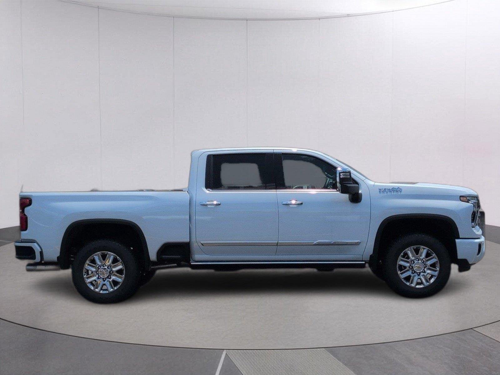 New 2026 Polar White Tricoat Chevrolet High Country image 7