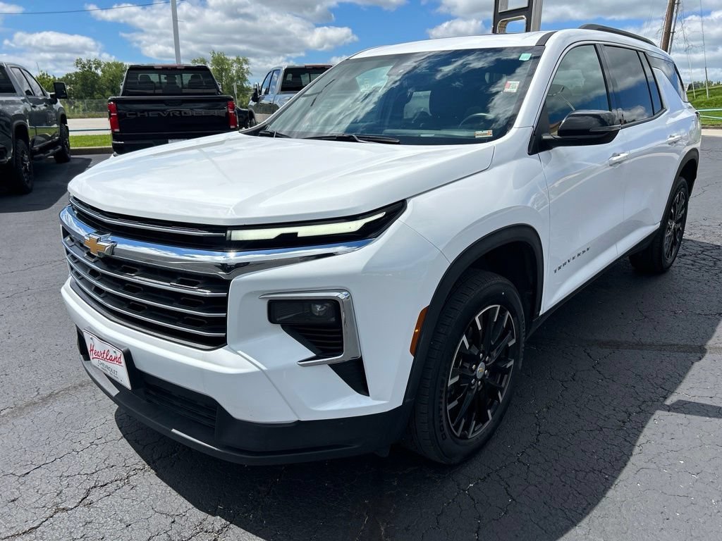 Used 2025 Summit White Chevrolet LT image 9