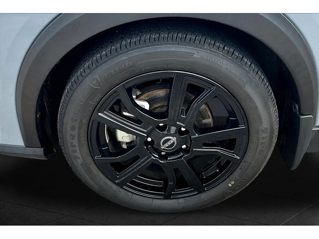 Used 2024 Gray Nissan SV image 7
