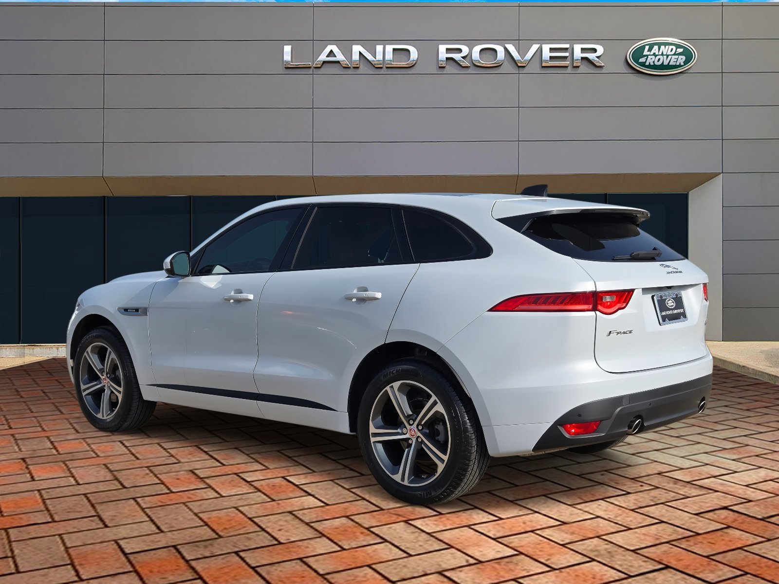 Used 2020 Fuji White Jaguar 25t R-Sport image 6