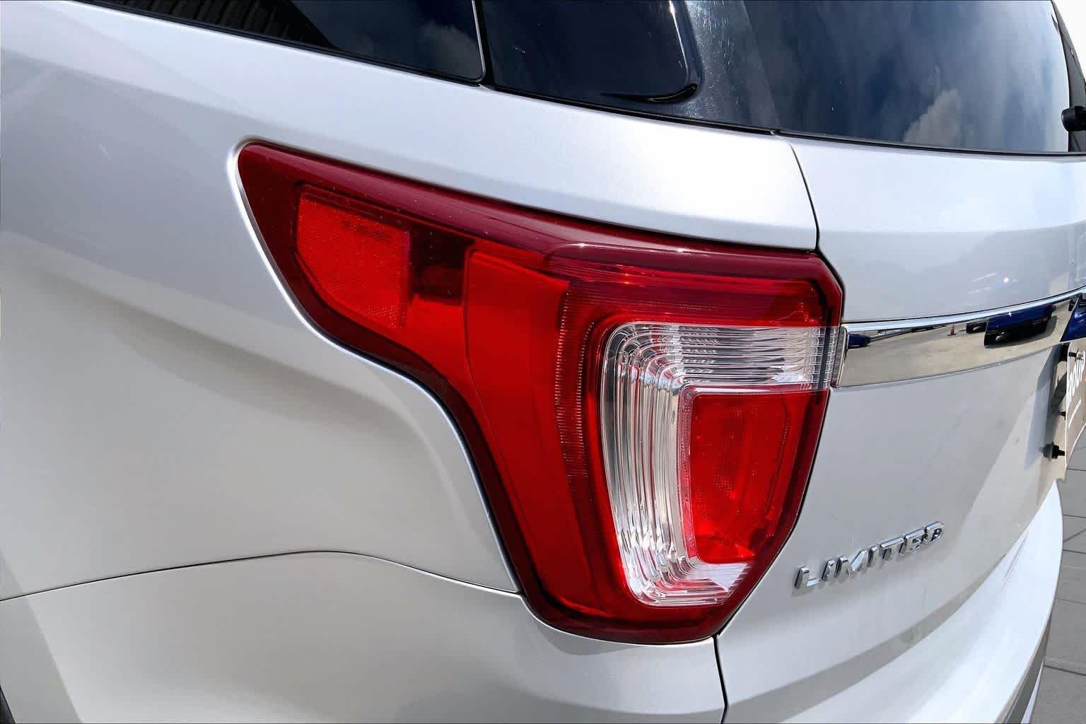 Used 2017 Ingot Silver Metallic Ford Limited image 29