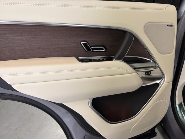 New 2026 Eiger Grey Land Rover SE image 13