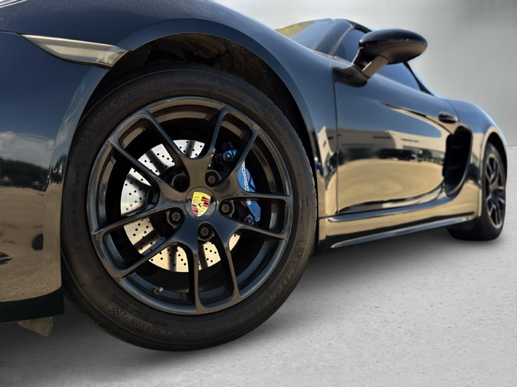 Used 2017  Porsche Base image 25