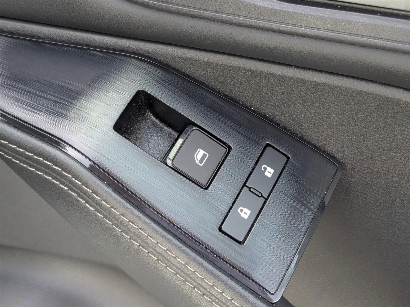 Used 2024 Everest White Pearl Nissan SV image 42
