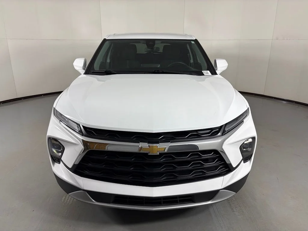 Used 2025 White Chevrolet LT image 3