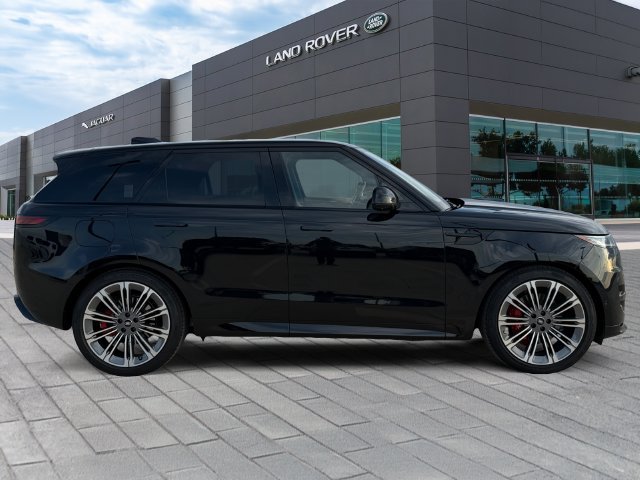 Used 2025 Santorini Black Metallic Land Rover Dynamic SE image 6